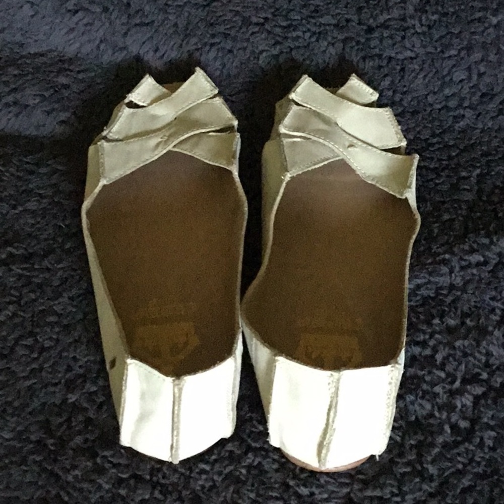Crown Vintage Cutout Peeptoe ivory flats - Picture 3 of 5